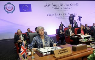 Gira. May participó en la primera Cumbre Unión Europea-Liga de los Países Árabes. (EFE)