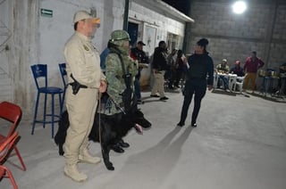 En el operativo participa la Policía Municipal, Fuerza Coahuila y se cuenta con la participación de un binomio canino.  (EL SIGLO DE TORREÓN)