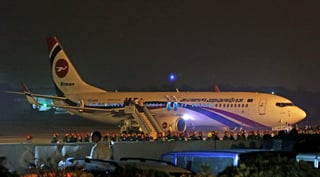 Tensión. El avión de la aerolínea estatal Biman Bangladesh aterrizó de emergencia en el aeropuerto de Chittagong, Bangladesh. (AP)