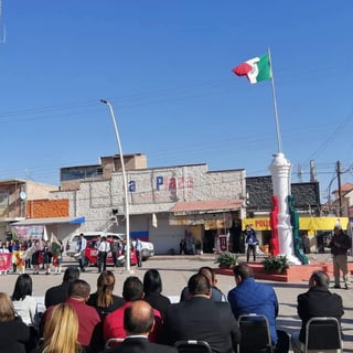 Estudiantes, maestros y autoridades municipales, conmemoran el Día de la Bandera en la Unidad Deportiva. (EL SIGLO DE TORREÓN/CLAUDIA LANDEROS)