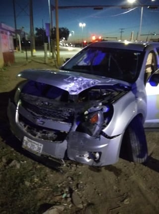 La camioneta Chevrolet Equinox color gris plata, se subió a la isleta y se impactó contra el poste donde se encontraba instalada la cámara de seguridad, misma que derribó.