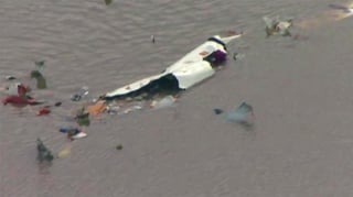 Caída. La imagen muestra los restos de un avión de carga que se estrelló el sábado en Trinity Bay, Texas.
