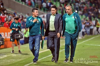 El criticado técnico santista, Salvador Reyes de la Peña, tras el partido ante Toluca junto a sus auxiliares. (Jorge Martínez)