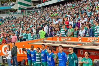 Los aficionados muestran respeto ante la entonación del Himno Nacional en la celebración del Día de la Bandera. (Jorge Martínez)