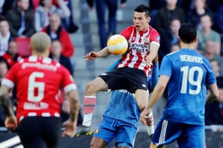 Pese al gol del mexicano Hirving Lozano, al PSV Eindhoven no le alcanzó para conseguir el triunfo ayer sobre el Feyenoord. (Especial)