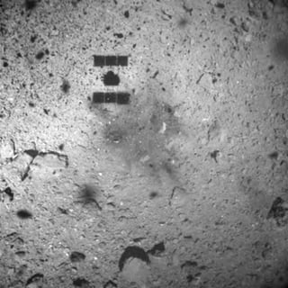 Hayabusa2 intentará uno o dos aterrizajes más sobre la superficie del remoto asteroide Ryugu antes de julio para recoger más muestras. (EFE)
