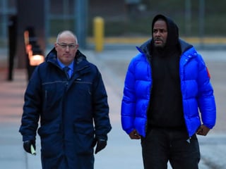 R. Kelly salió de la prisión de Chicago la tarde de este lunes, no ofreció declaraciones a la multitud de periodistas que le esperaban y se subió a un vehículo de color negro. (EFE)
