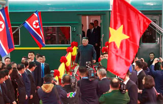 El mariscal norcoreano, vestido con el uniforme Mao de color negro, se ha mostrado sonriente y ha saludado desde la distancia al grupo congregado en el andén antes de subirse al automóvil que lo transporta a la capital vietnamita. (EFE)