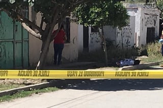 El hombre sin vida quedó tendido boca abajo en medio de la calle Azucena del ejido El Águila de la ciudad de Torreón, se le apreciaban impactos de bala en la espalda y la cabeza.