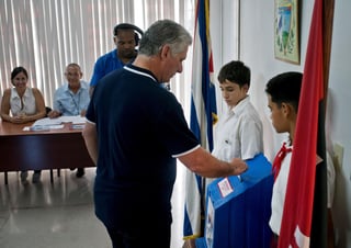 Voto. El presidente de Cuba, Miguel Díaz-Canel participó en plebiscito para aprobar la reforma. (EFE)