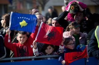 Un grupo de niños ondea la bandera nacional de Kosovo durante los festejos por el 11mo aniversario de la independencia, en Pristina, la capital de Kosovo, el domingo 17 de febrero.