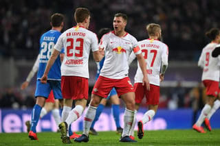 Will Orban (frente) festeja tras anotar un gol con el Leipzig ante Hoffenheim. (Especial)