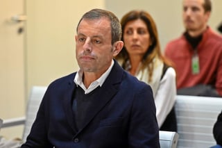 El expresidente del FC Barcelona Sandro Rosell, en prisión desde mayo de 2017, fue juzgado ayer junto a su mujer y otras cuatro personas por blanquear 20 millones de euros de la Confederación Brasileña de Futbol (CBF).