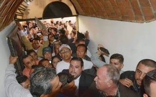 Esta mañana en Durango se presentó un enfrentamiento entre simpatizantes y opositores de José Ramón Enríquez. (ESPECIAL) 