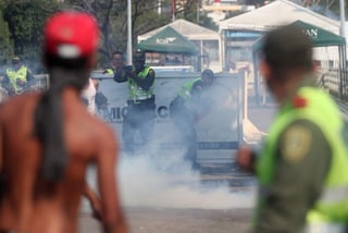 La oposición aseguró entonces que el Gobierno de Maduro quemó los camiones, pero el ministro de Información de Venezuela, Jorge Rodríguez, señaló el domingo, mostrando varios videos, que los propios detractores de Maduro quemaron las donaciones. (ARCHIVO)