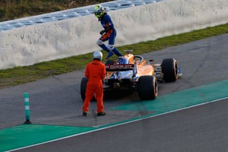 Lando Norris, piloto de la escuadra McLaren, sale de su automóvil luego de una falla durante las pruebas de pretemporada de Fórmula Uno.
