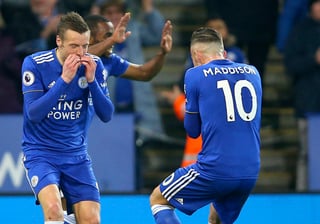 Jamie Vardy (i) celebra con su compañero James Maddison, tras anotar el segundo gol del Leicester.