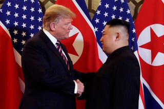 Sonrientes y relajados, Trump y Kim se estrecharon la mano durante unos nueve segundos. (AP) 