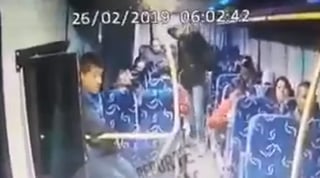 El video muestra a uno de los asaltantes sacar una pistola, mientras otro hombre recorre el pasillo de la unidad . (ESPECIAL)