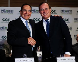 Carlos Salazar Lomelí -izq.-, rindió protesta como nuevo presidente del CCE. A su lado el saliente Juan Pablo Castañón. (ARCHIVO)