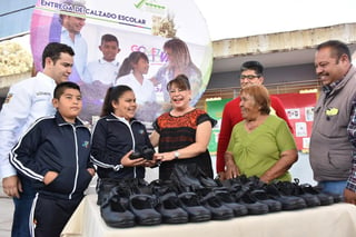 La alcaldesa Leticia Herrera entregó láminas y zapato escolar al alumnado de la escuela primaria ‘Miguel Hidalgo’. (CORTESÍA)