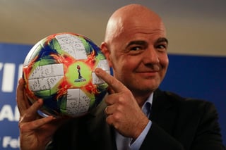 El presidente de la FIFA Gianni Infantino sostiene el balón oficial del próximo mundial femenino en una conferencia de prensa en Roma.