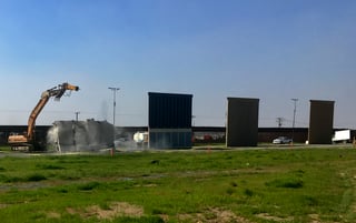 Trabajadores 'tumbaron' ayer los prototipos del muro en la frontera con México, en San Diego, California. (AGENCIAS)