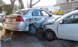 Ambos vehículos en el accidente vial, salieron proyectados hacia la banqueta y causaron daños en una finca. (EL SIGLO DE TORREÓN) 