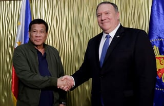 Duterte recibió al jefe de la diplomacia estadounidense en la base aérea militar Villamor de Manila. (EFE)