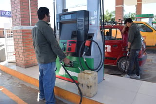 En municipios como Saltillo llegó a los 20 pesos por litro. (ARCHIVO)