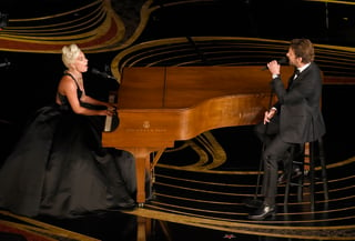Actuación. En el escenario de la entrega del Oscar Gaga y Cooper interpretaron 'Shallow'. (ARCHIVO)