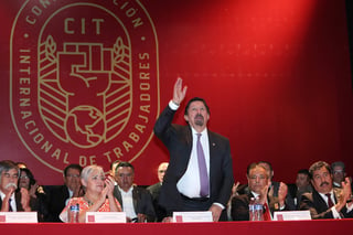 Según el gobernador Francisco García Cabeza de Vaca, el senador Gómez Urrutia está buscando quitar a líderes de las organizaciones obreras de las maquiladoras, y que entre el nuevo sindicato.