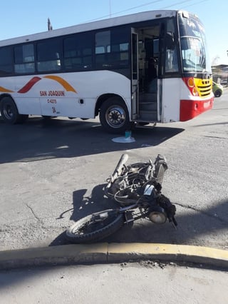 Motociclistas se impactan en autobús