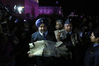 Oficiales de las Fuerzas Armadas indias muestran los restos de un misil supuestamente lanzado por Pakistán y que derribó un avión.
