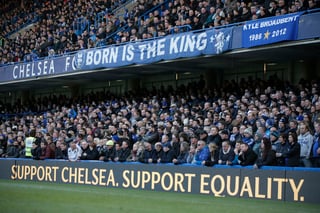 Hinchas del Chelsea mirando un partido de la Liga Premier contra el Burnley en Londres.
