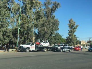 Un taxi chocó contra una patrulla de la DSPM de Gómez Palacio en el bulevar Rebollo Acosta. (EL SIGLO DE TORREÓN) 