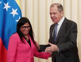 El ministro de Exteriores ruso, Serguéi Lavrov , y la vicepresidente de Venezuela, Delcy Rodríguez, se dirigen a dar una rueda de prensa conjunta tras mantener una reunión este viernes, en Moscú