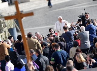El papa Francisco (C) saluda a los fieles a su llegada a la audiencia general en la plaza de San Pedro del Vaticano.