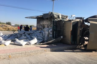 El camión terminó volcado sobre su costado derecho en el camellón central de la calzada Gómez Morín. (EL SIGLO DE TORREÓN)