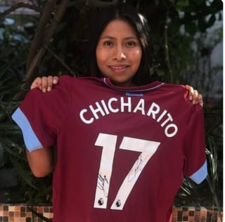 El futbolista mexicano donó la camiseta autografiada para apoyar el Romatón. (ESPECIAL)
