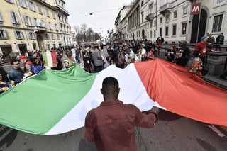 Decenas de miles de personas participaron en la capital financiera de Italia, Milán, de una marcha contra las medidas del gobierno derechista que, según dicen, promueven el racismo.