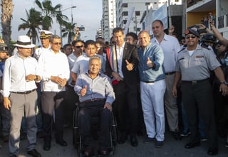 El líder de la Asamblea Nacional venezolana y autoproclamado presidente de ese país, Juan Guaidó (Cen. Der.), posa junto al presidente de Ecuador, Lenín Moreno (Cen.Izq.), durante un encuentro con numerosos venezolanos, que recibieron a Guaidó ayer en Salinas, Ecuador.