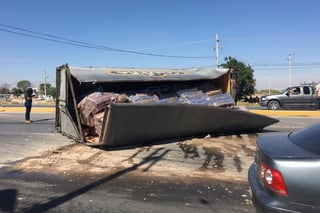 El vehículo que transportaba abarrotes terminó volcado sobre su costado derecho frente una tienda de conveniencia del ejido La Concha, en la carretera Torreón-San Pedro.