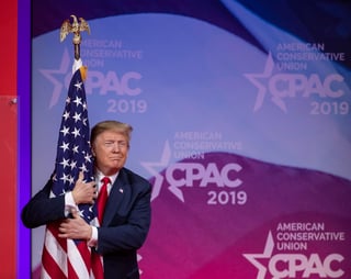 Donald Trump abrazó la bandera estadounidense a su arribo a la Conferencia de Acción Política Conservadora en Oxon Hill, Maryland, donde pronunció un discurso de campaña.