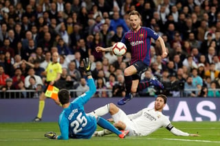 El centrocampista croata del Barcelona Ivan Rakitic (c) supera al portero Thibaut Courtois (i) y al defensa Sergio Ramos (d), ambos del Real Madrid, para conseguir el gol del equipo blaugrana.