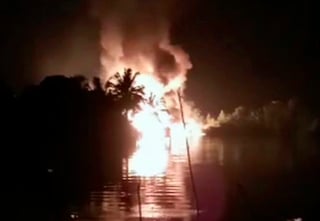 Se ven las llamas provocadas por la explosión de un oleoducto con fugas en Nembe, Nigeria. Hay más de 50 desaparecidos.