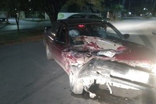 El vehículo Nissan Tsuru se impactó contra una camioneta que se encontraba estacionada fuera de un domicilio.