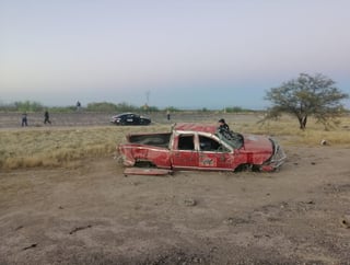 Mueren tres hombres de San Pedro al sufrir aparatosa volcadura en carretera a Parras, el único sobreviviente del accidente está grave.