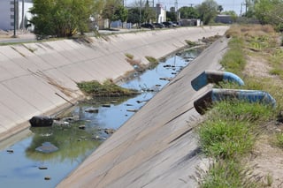 Los canales de riego de la zona urbana son utilizados para el depósito de basura por ciudadanos e incluso de aguas grises por los organismos municipales. (FERNANDO COMPEÁN)