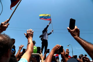 Frente a miles de simpatizantes en Caracas, el líder del antichavismo encabezó su primer acto público una hora después de volver a Venezuela. (EFE)